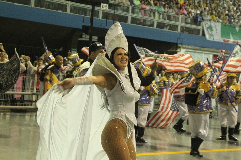 A apresentadora e madrinha de bateria Lívia Andrade se fantasiou de Princesa Leia
