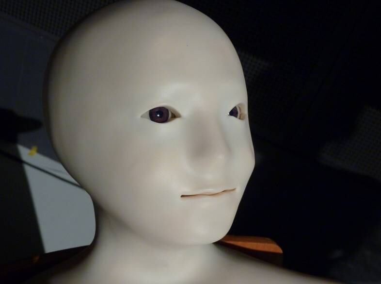 Não acho que seja uma boa ideia deixar o Elfoid ao lado da sua cama. Imagine acordar no meio da noite e ter esse rostinho observando você fixamente...