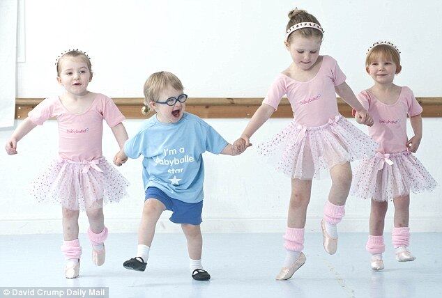 Quando os médicos diagnosticaram que o pequeno
Archie Aspin tinha síndrome de Down, alertaram a sua mãe de que ele teria
dificuldades de interagir socialmente. Hoje com três anos, o garoto contrariou
a previsão e não cansa de exibir seu sorriso de pura alegria e habilidades
motoras bastante evoluídas




