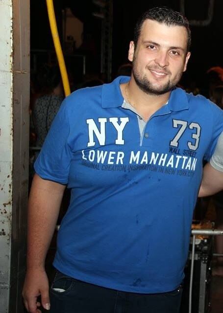 Por isso, foi passar dois meses na casa da prima, que é
médica, para tentar mudar seus hábitos. Juntos, eles descobriram o aplicativo
Dieta e Saúde, que tem sugestões de cardápios preparados por nutricionistas a
partir de um sistema de pontos.
— Você informa o seu peso e altura e, com base
no seu IMC (índice de massa corpórea), o aplicativo calcula quantas calorias
você pode comer. Ele transforma as calorias em pontos para facilitar e sugere
tipos de refeições