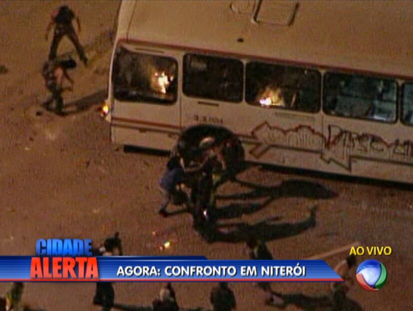 Antes de tentarem virar o coletivo, homens buscaram criar um princípio de incêndio no veículo, sem sucesso