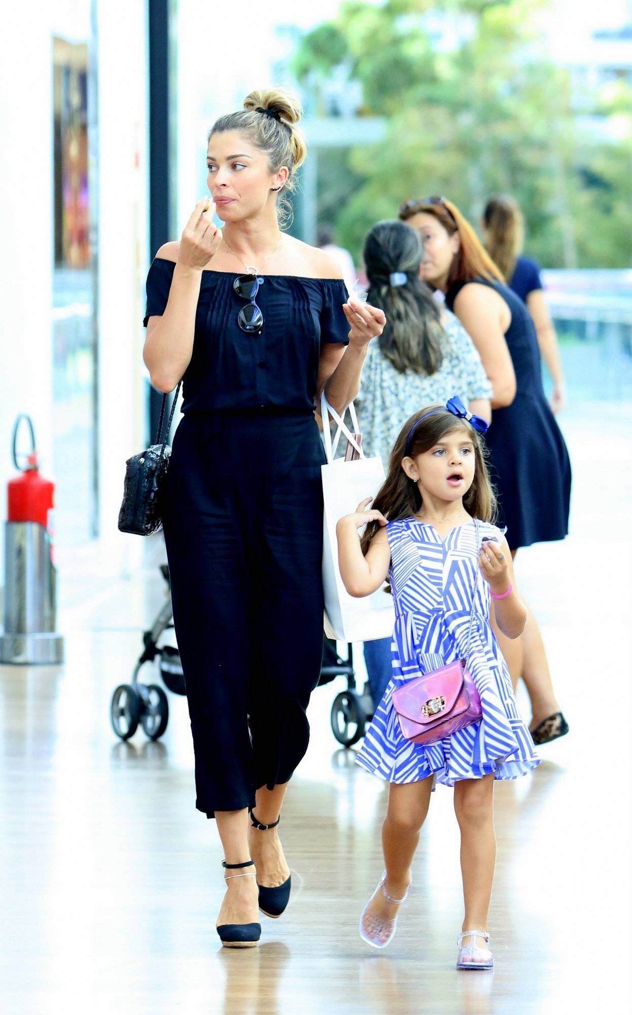 Grazi Massafera faz compras com a filha em shopping do Rio