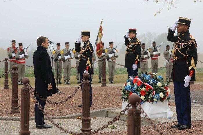Macron entregou uma coroa de flores durante uma cerimônia em homenagem aos soldados franceses mortos em agosto de 1914 durante as batalhas fronteiriças