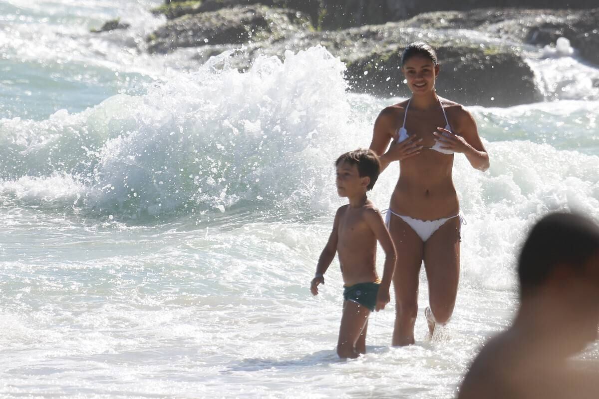 Sophie Charlotte e Daniel de Oliveira se divertem em praia com a família