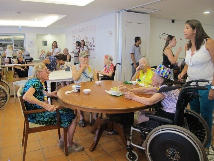 Segundo Ana Carolina de Mello, terapeuta ocupacional na
instituição, os benefícios da participação dos idosos em celebrações de Carnaval como
essa vão muito além da festança: 

— Participar de qualquer atividade de lazer, em
qualquer idade, é uma atitude voluntária. No caso dos idosos, acaba sendo um
exercício de autonomia. Fora isso, a diversão nesses eventos envolve interação
social e propicia trocas positivas entre os participantes. Isso afeta o conceito deles
de autoimagem e autoestima.