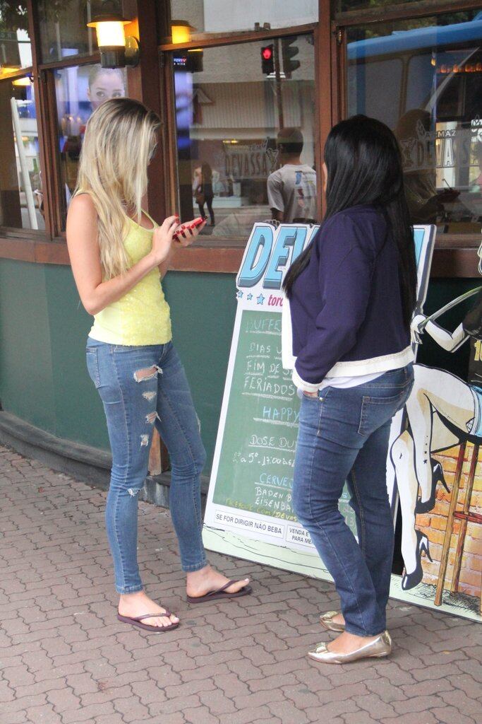 Bem relax, Bárbara Evans optou por Havaianas e regatinha básica