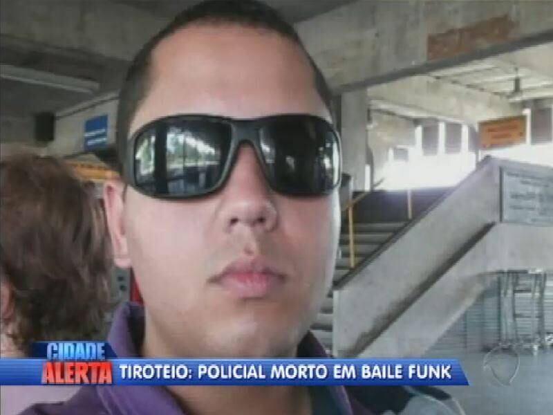 O policial militar Leandro
do Nascimento Carvalho foi morto e queimado após uma confusão em um baile
funk em São Vicente, no litoral de São Paulo, na madrugada do dia 5 de outubro do ano passado. O crime aconteceu em um lixão sanitário onde ocorrem as festas aos fins de semana. A vítima foi baleada durante tiroteio. Em seguida, ele foi
esquartejado e o corpo queimado, a cerca de 200 m do evento
