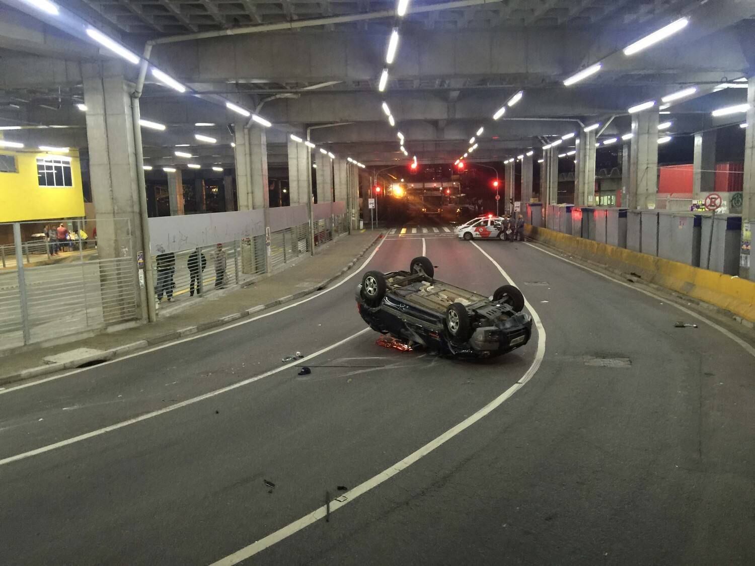 Carro capota em Carapicuíba