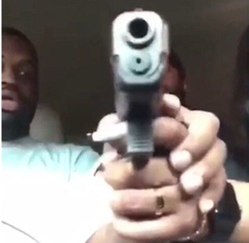 Trio manuseava a arma em um carro antes do disparo