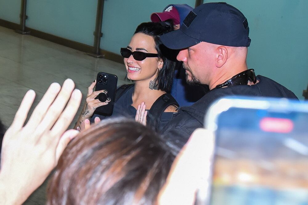 Demi, que será atração de um festival de música na cidade, abriu um sorrisão ao ver a recepção calorosa da galera