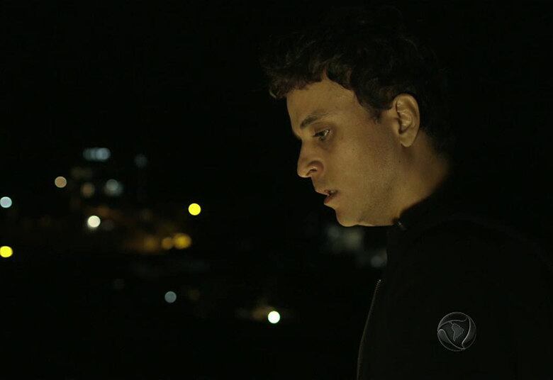 Desolado, César vai até a cobertura de um prédio e pensa em se jogar. Qual será o futuro dos conselheiros?