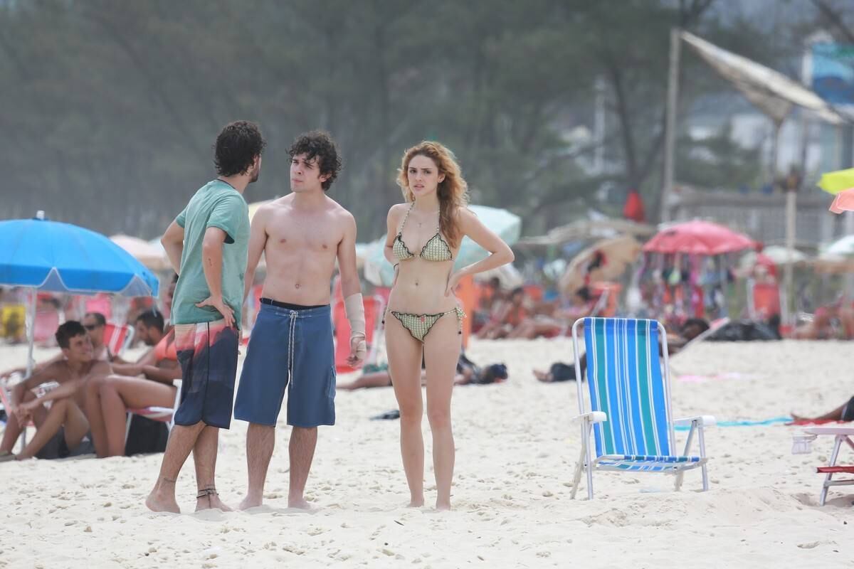 Isabelle Drummond terminou de gravar sua última novela e já está trabalhando na próxima. Atriz estava junto de Jayme Matarazzo gravando na praia do Recreio dos Bandeirantes, no Rio de Janeiro, nesta quarta-feira (10)