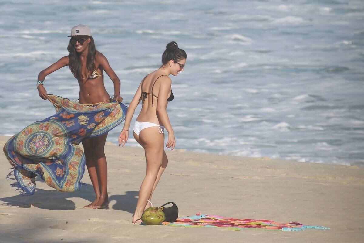 Isis Valverde esteve na praia da Reserva, no Rio