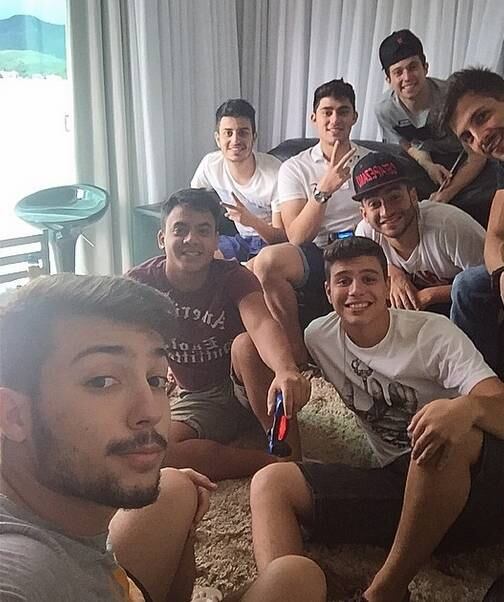 Quando Bernard chega ao Brasil, os amigos se reúnem e não abrem mão de disputar uma partida de videogame