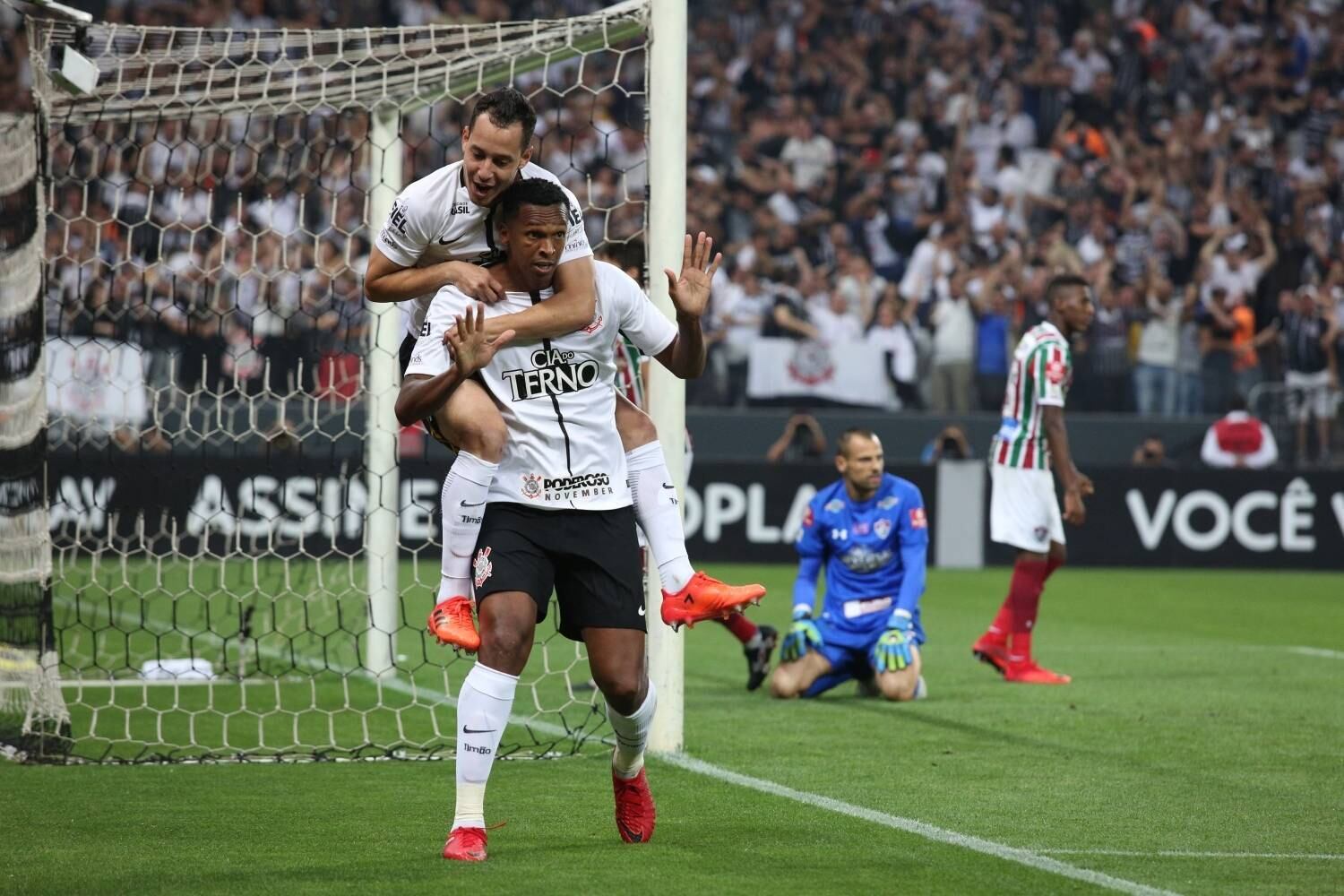 Jô marcou dois gols em três minutos e garantiu título