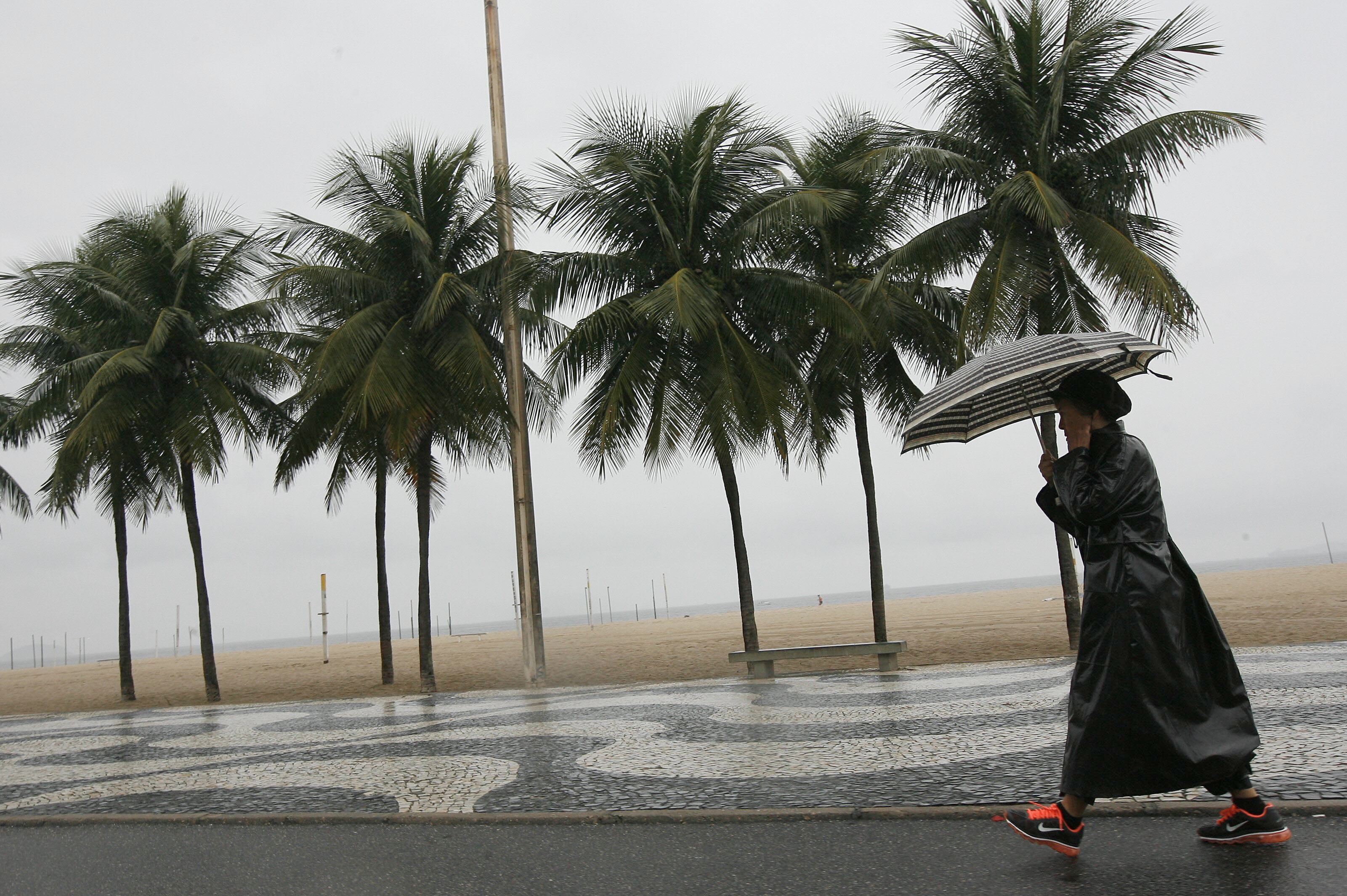 Para se manter em forma, vale capa e guarda-chuva. A caminhada pelo calçadão é indispensável