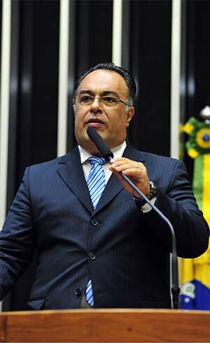 PSDB, DEM e PPS pedem investigação de denúncias de ligação de Vargas e doleiro