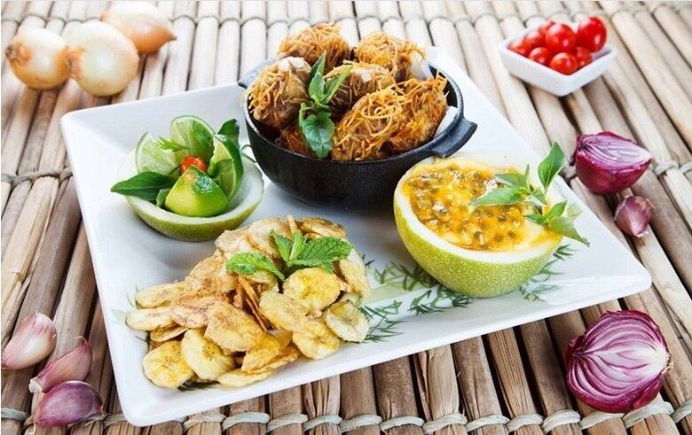 Magrelo's Bar
Prato - Aconchego Mineiro: palito de carne de sol empanado com queijo, macarrão cabelo de anjo, acompanhados de molho de maracujá com pimenta e chips de banana.
Endereço: av. Serrano, 635 - Serrano