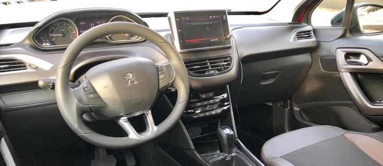 Interior arrojado do Peugeot 2008: boa multimídia, alavanca central e o volante i-Cockpit abaulado