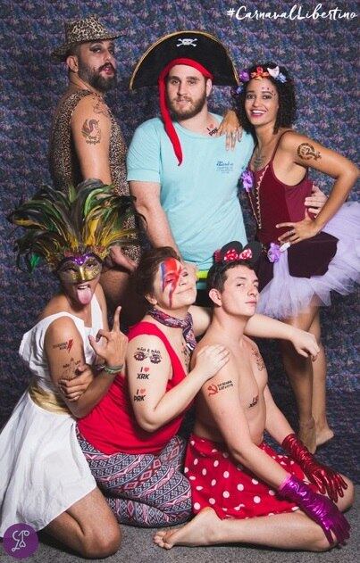 A
produtora Carolina Ferrare e as designers Gabriela Alves e Luciana Lobato
começaram, em setembro do ano passado, com a loja Conspiração Libertina. A busca dos consumidores é por itens com temática de empoderamento, como
adesivos, pôsteres e tatuagens