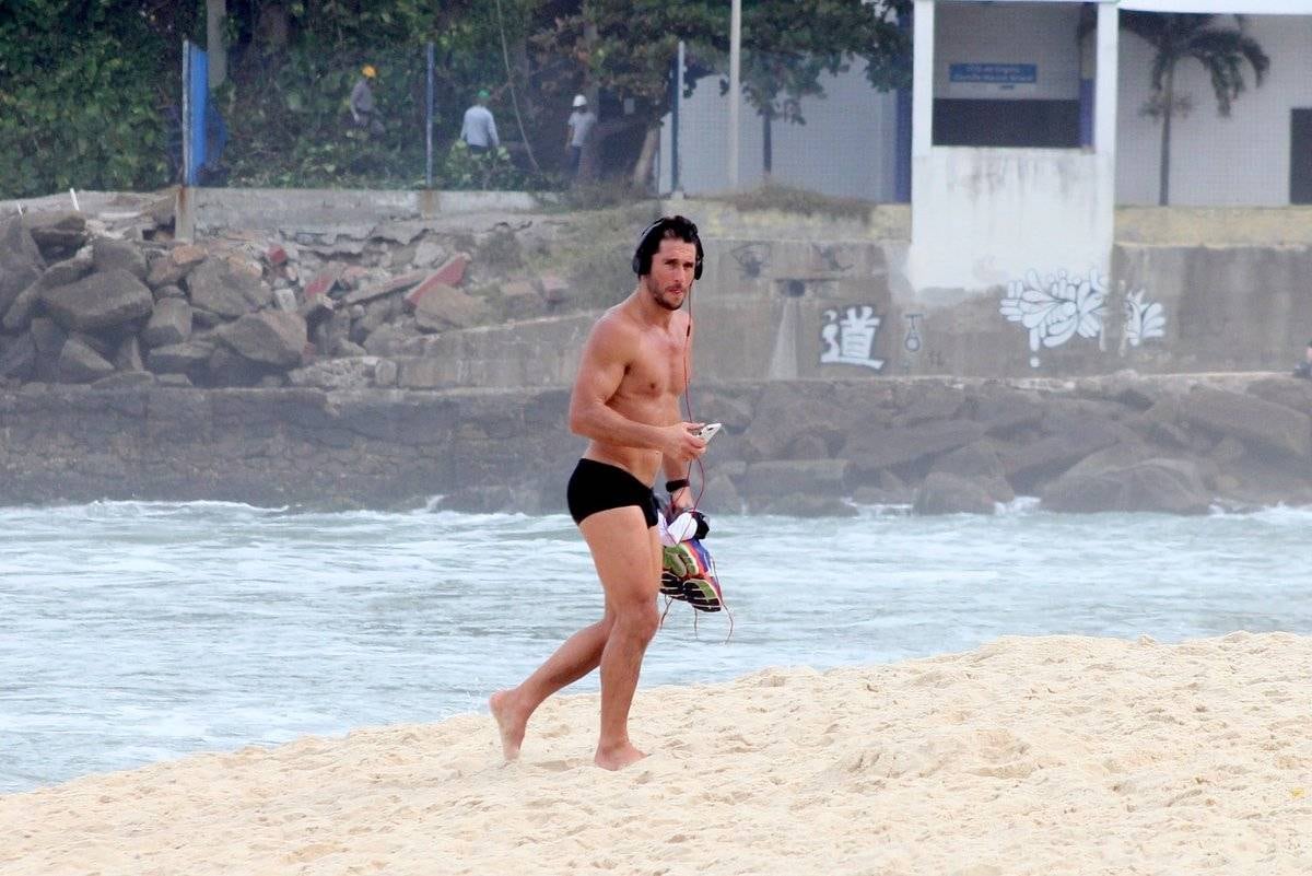 Flávio Canto se exercita na orla da praia da zona Sul do Rio, Rio de Janeiro