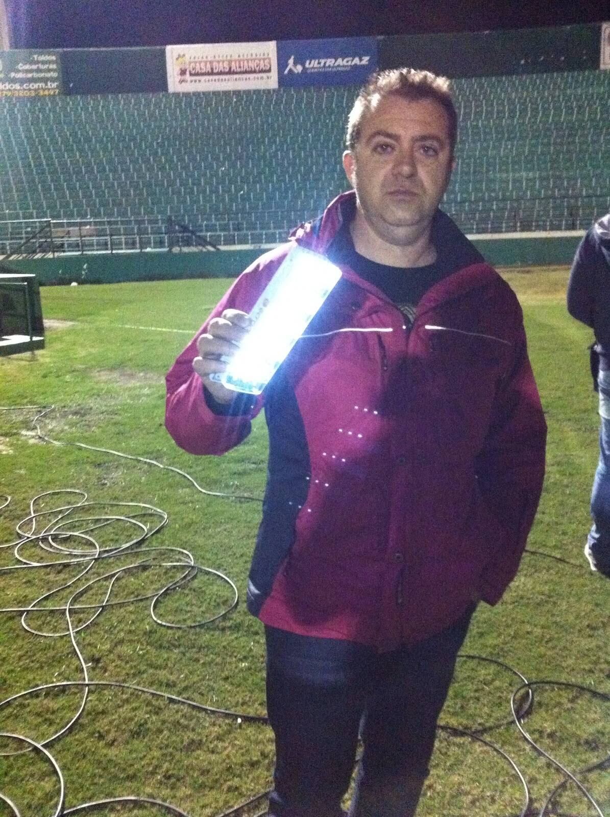 Contra tudo e contra todos: jogar a terceira divisão nacional não é uma tarefa muito fácil. Além das longas viagens e de campos irregulares, há também a hostilidade das torcidas rivais e também os problemas extra-campo, como os vividos pela Portuguesa em Campinas, antes, durante e depois do jogo contra o Guarani, vencido pelos bugrinos por 1 a 0. Vestiário sem luz, chuveiro com água gelada e dirigentes agredidos foram alguns dos momentos complicados que a Lusa viveu e teve que superar naquele dia e ao longo da competição.

Com a classificação garantida, apesar dos precaucioso, a Portuguesa encara agora o Vila Nova em dois jogos, valendo vaga na Série B de 2016. O primeiro jogo acontece na próxima quarta-feira (7), em Goiânia, enquanto que a volta, no Canindé, está marcada para dia 17, um sábado, às 19h30


