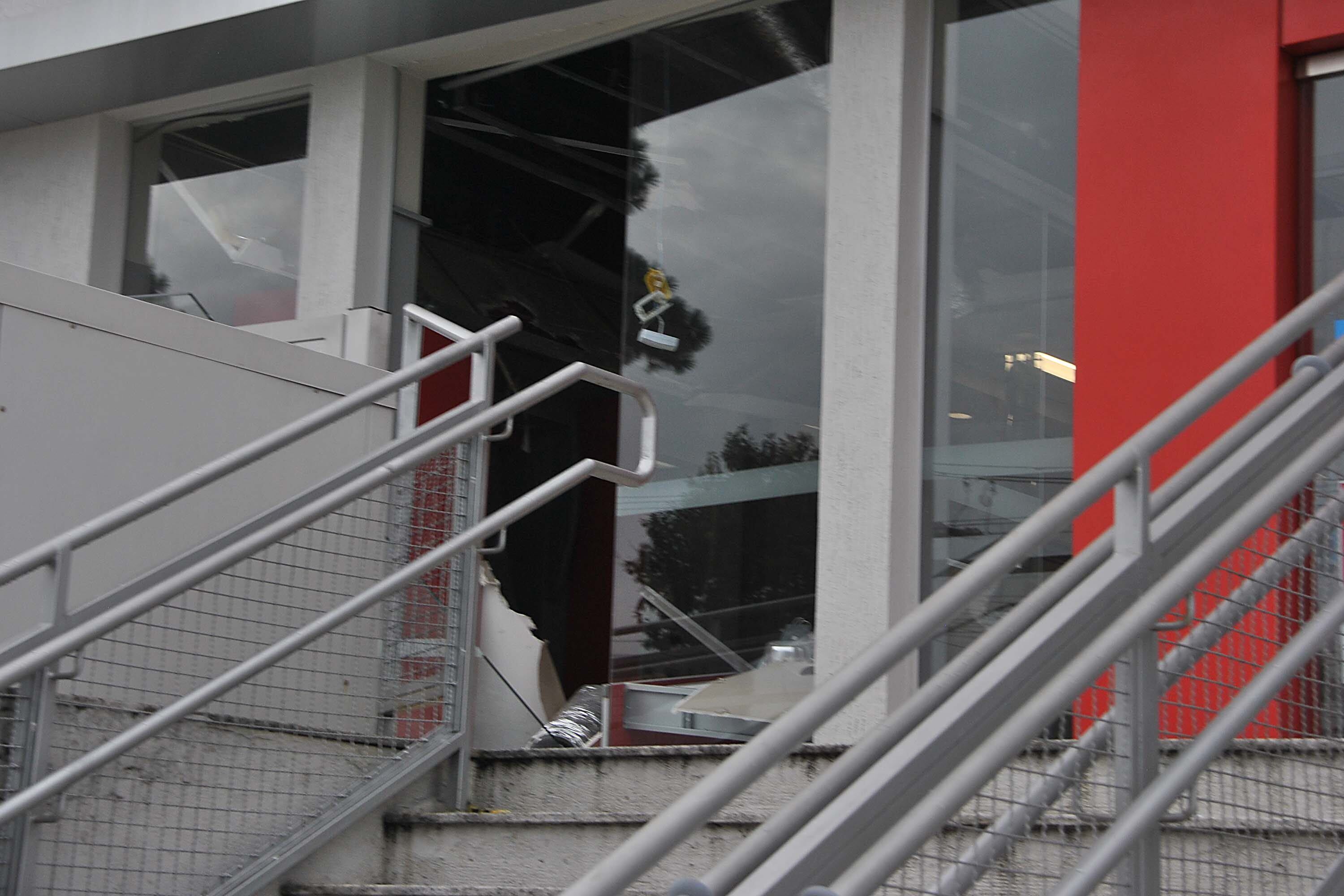 Ladrões explodem caixas eletrônicos e danificam parte de agência bancária na zona leste de São Paulo