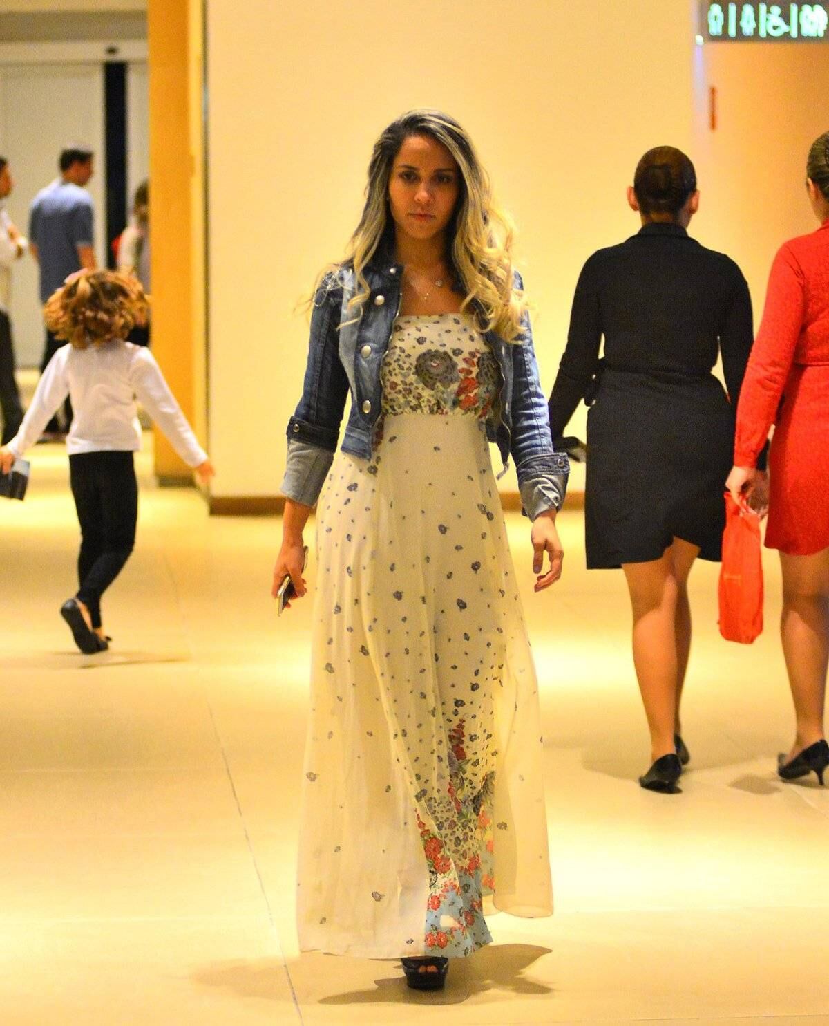 Neste sábado (27), a Mulher Melão passeou em um shopping no Rio de Janeiro. A funkeira usou um look comportado e apostou no vestido longo 