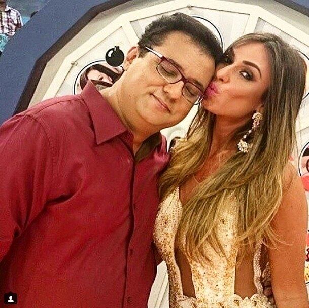Quando participou ao vivo do Domingo Show, da Record, no dia 8 de janeiro, Nicole Bahls chegou a dizer que não voltaria mais para a atração de Emílio Surita.

— No último programa, eu fiquei chateada e triste. Insatisfeita. Eles queriam que eu ficasse no meio de briguinhas de panicat, bobagens. Acho que programa ao vivo tem surpresa, mas desagradável não dá

