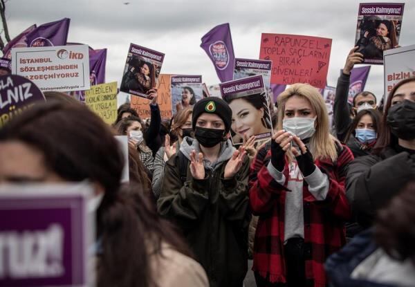 O presidente turco já havia mencionado a possibilidade de
se retirar desse tratado no ano passado, na tentativa de conquistar o apoio de
eleitores mais conservadores em um momento de crescentes dificuldades
econômicas