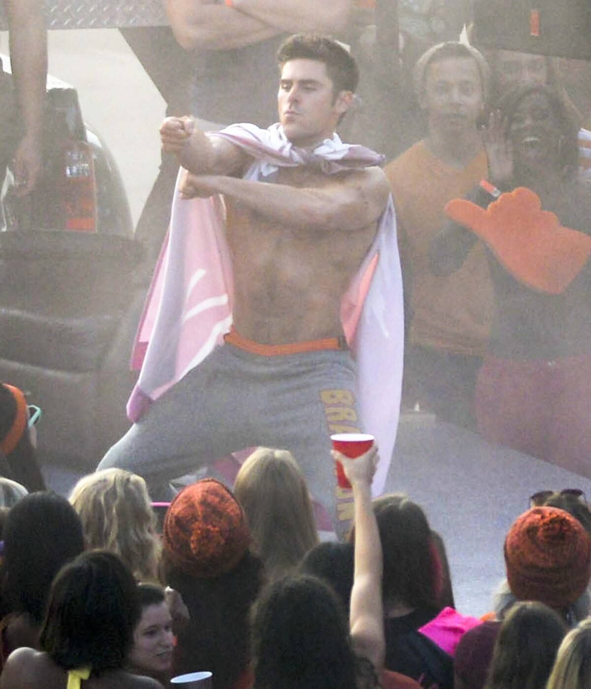 O ator até fez uma dancinha sensual antes de ficar só de shortinho