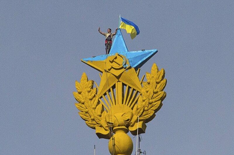 A bandeira da Ucrânia foi içada na agulha de um dos sete
arranha-céus construídos em Moscou nos tempos de Stalin e que são, junto com o
Kremlin, os principais sinais da identidade arquitetônica da capital russa. Além disso, os desconhecidos pintaram de azul a metade
superior da estrela de cinco pontas que coroam a agulha do edifício de 176
metros de altura. "Pelo visto, tinham o
propósito de pintar as estrelas com as cores da bandeira ucraniana (azul e
amarelo), mas não deu tempo", disse à agência Interfax um porta-voz dos
serviços de emergência de capital russa. Fontes policiais disseram à agência
que vários jovens que levavam equipamentos de alpinismo, todos eles moradores
de Moscou e arredores, foram detidos suspeitos de realizarem o ato de
vandalismo