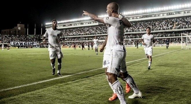 Santos de Carlos Sánchez mostrou futebol bem ofensivo contra Atlético-GO