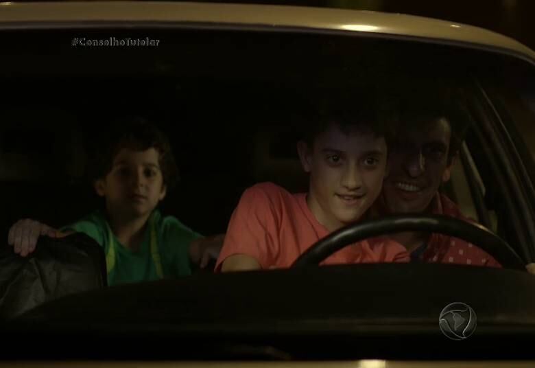 Amilcar, 9, e Ernesto, 13, são filhos de Jair, um pai alcoólatra que coloca seus filhos em situações de risco quase que diariamente. Numa dessas situações, ele colocou um dos meninos na direção que, por pouco, não atropelou um casal na rua