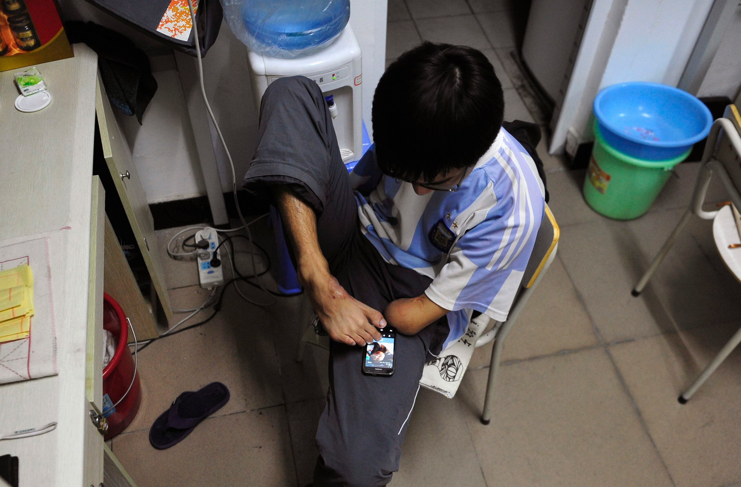 Fan mora com amigos em um dos dormitórios da universidade em
que estuda!