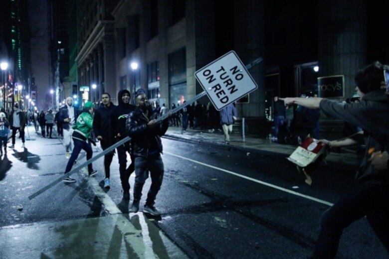 PHILADELPHIA, PA - 04 DE FEVEREIRO: Um homem transporta um sinal de trânsito, enquanto os fãs de Philadelphia Eagles celebram a vitória no jogo do Super Bowl LII contra os Patriotas da Nova Inglaterra em 4 de fevereiro de 2018 na Filadélfia, Pensilvânia ... (Foto de Eduardo Munoz Álvarez / Getty Images)