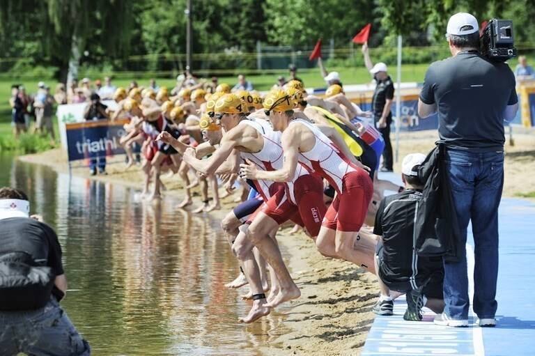 A partir da 9h30 (horário de
Brasília) tem triatlo. No Canal Oeste do Lago Ontário, em Toronto, os homens
disputam a competição valendo vaga para o campeão nos Jogos Olímpicos de 2016