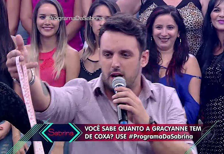 Espertinho, Capella tratou logo de passar a fita métrica para o Tudão de Gracyanne.

— Sabe o que é isso? Eu fiquei com medo porque lembro do Belo de quando ele não era malhado. Estou segurando a fita para o Belo medir a mulher dele

+ VÍDEO: Sabrina Sato revela medidas de Gracyanne Barbosa
+ Conheça Felipe, o primeiro namorado de Sabrina Sato
+ Assista às íntegras do Programa da Sabrina no R7.com/Play! 
