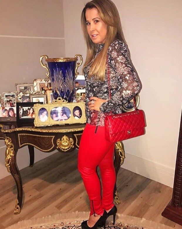 No Instagram, Zilu também mostrou o look e celebrou mais um momento de sucesso da família. 

— Tirei essa foto nesse cantinho, porque ele é o mais especial de toda minha casa! Nele tenho fotos dos meus filhos, dos meus netos, dos meus pais, irmãos, e de toda minha família! E por falar em família... Vamos alí, prestigiar a estréia do filme #Travessia com meu docinho @camilla_camargo! E como toda segunda feira eu posto uma oração... Hoje, em especial, vou apenas agradecer à Deus por Ele me proteger e me abençoar com momentos insubstituíveis como esse: participar da vida dos meus filhos, que tanto me orgulham e me honram! Esse sim é o único e verdadeiro amor... #BoaNoite #CamillaCamargo #EstréiaTravessia #MãeOrgulhosa #MeusFilhosMinhaVida