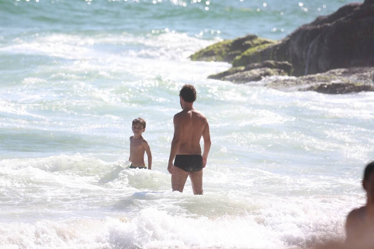 Sophie Charlotte e Daniel de Oliveira se divertem em praia com a família
