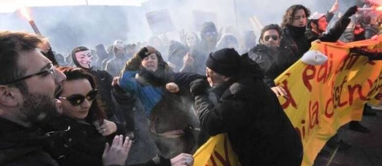 O objetivo exato da manifestação permanece vago, a não ser pela exigência de substituição do governo e dissolução do Parlamento
