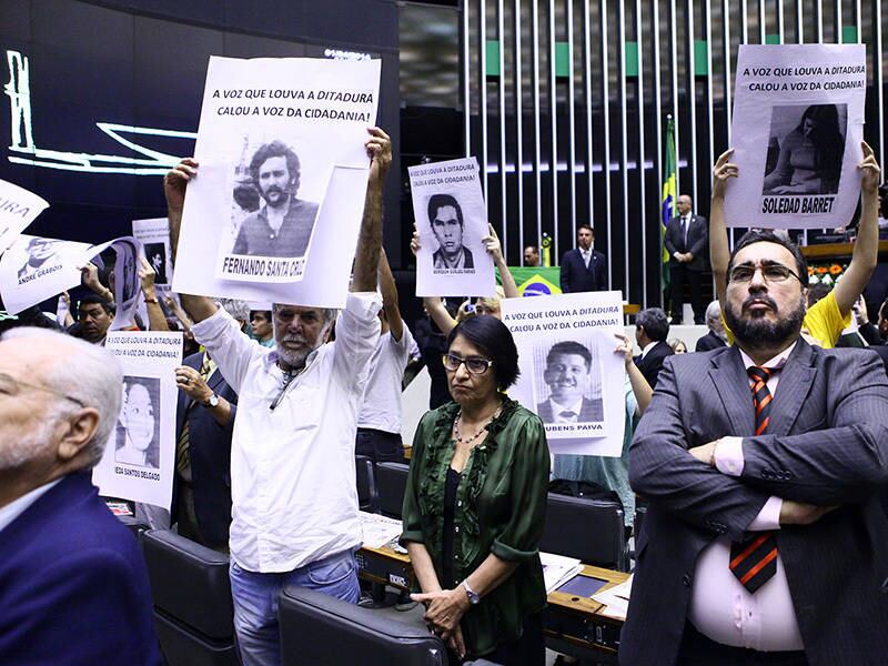 Lando ainda argumentou que “democracia é conflito” e pediu
para os manifestantes que não quisessem ouvir Bolsonaro se retirassem do
Plenário, mas não foi atendido. De costas, os manifestantes
seguiam mostrando cartazes com os dizeres “A voz que louva a ditadura calou a voz da
cidadania”, com fotos de desaparecidos políticos