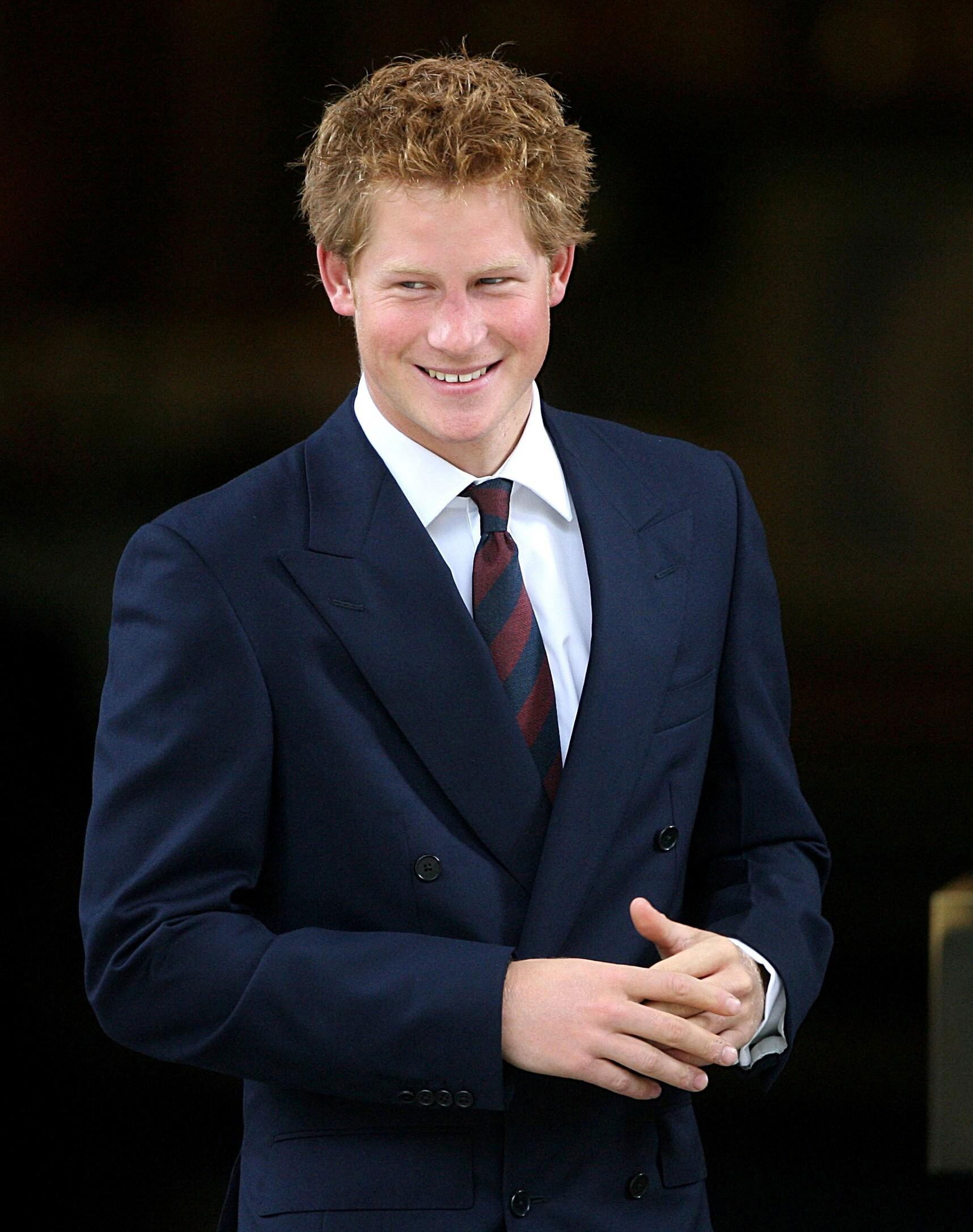 Na 4ª posição na lista de herdeiros da coroa está o príncipe Harry. Com sua vida cercada de polêmicas, o irmão mais novo de William já foi fotografado nu, com uma fantasia nazista, e admitiu que já tomou drogas