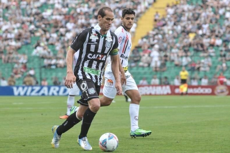 O volante Rodrigo Souto, ex-São Paulo e Santos, já acertou sua transferência para o Botafogo e vai jogar a Libertadores em 2014