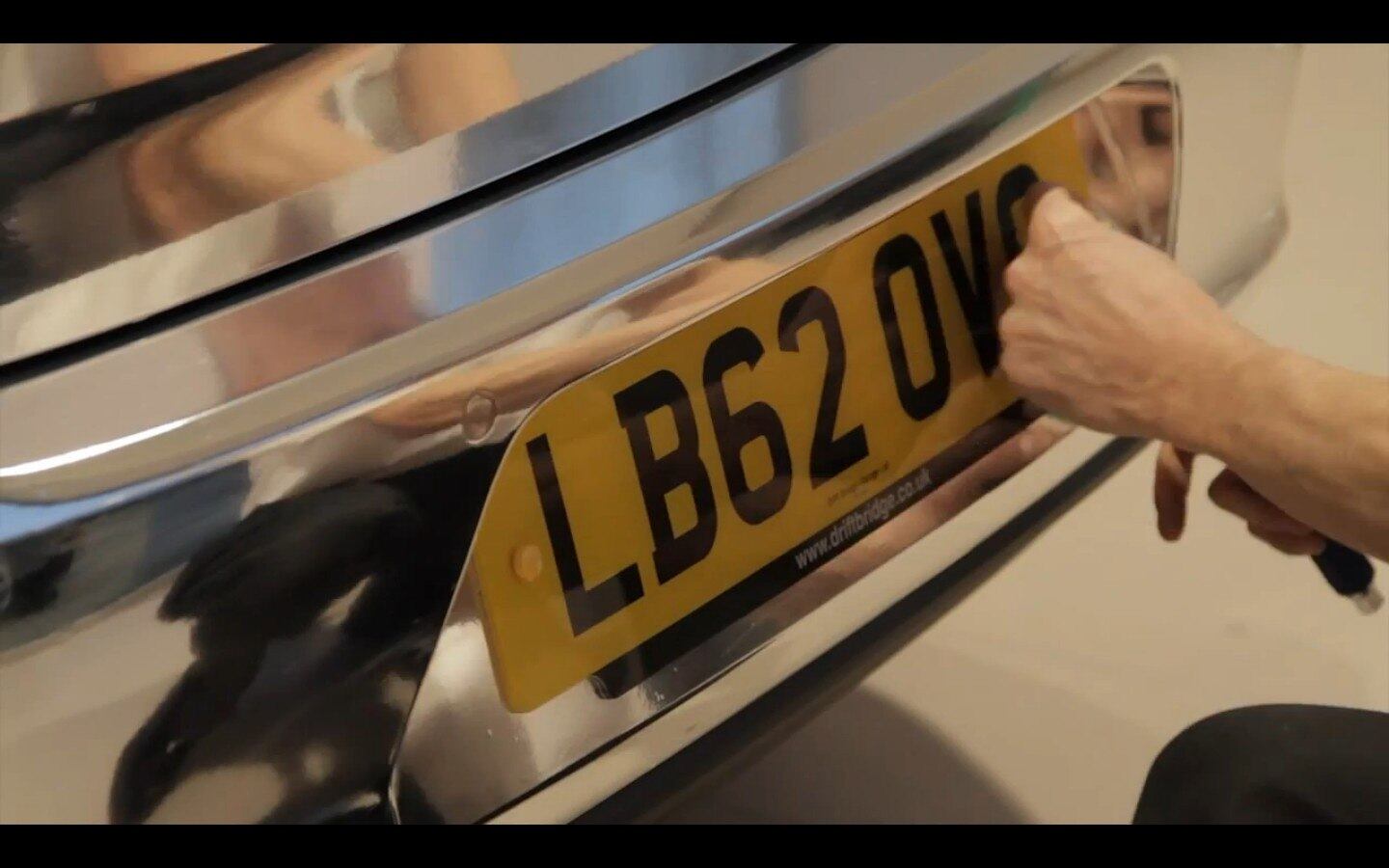 Retirada antes do envelopamento, a placa também precisa ser recolocada
VEJA TAMBÉM
> RAM faz picape enfurecida para divulgar novo filme do Super-Homem
> Direto da idade da pedra: carro do filme Os Flintstones movido com os pés vai a leilão
Quer saber tudo sobre carros? Acesse R7.com/carros