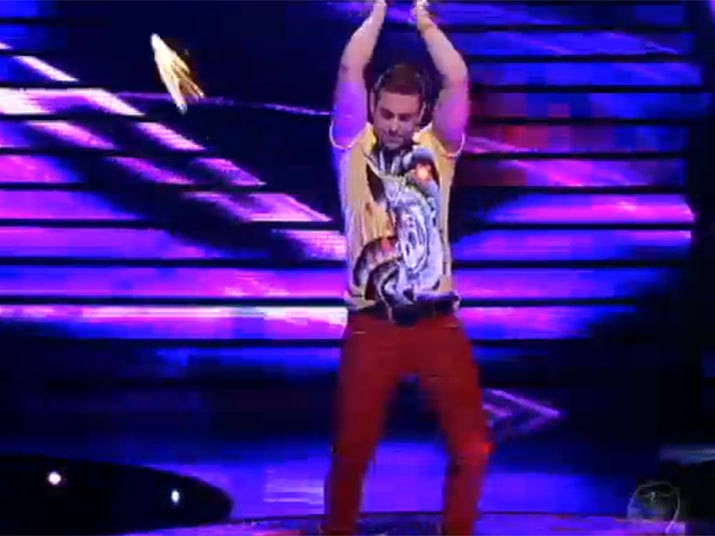 A performance surpreendeu a plateia
+ Vídeo: Diego faz número com fogo e vê que não é a melhor forma de conquistar mulheres
+ Siga o Me Leva Contigo no Twitter
+ Curta o Me Leva Contigo no Facebook