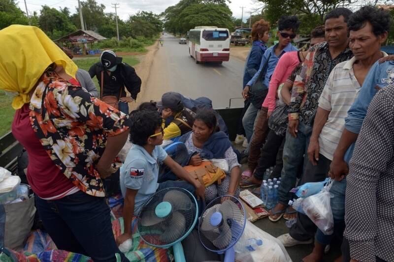 Em Poipet,
no Camboja, migrantes cambojanos que estavam na Tailândia viajam de volta para
suas casas. Mais de 150 mil trabalhadores cambojanos deixaram a Tailândia
devido ao medo de que a junta militar que assumiu o governo possa perseguir os
imigrantes

 