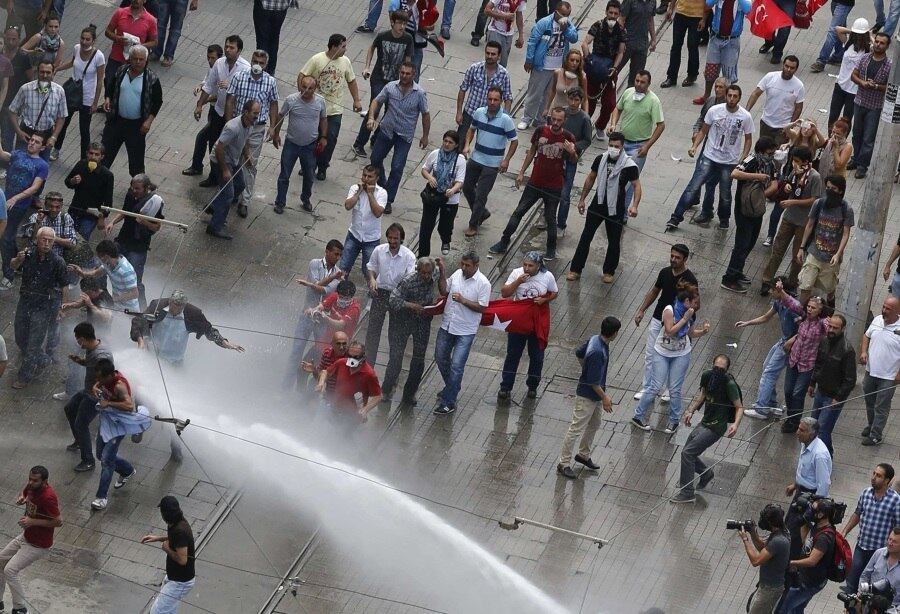 Polícia usa água para dispersar manifestantes na praça Taksin, em Istambul