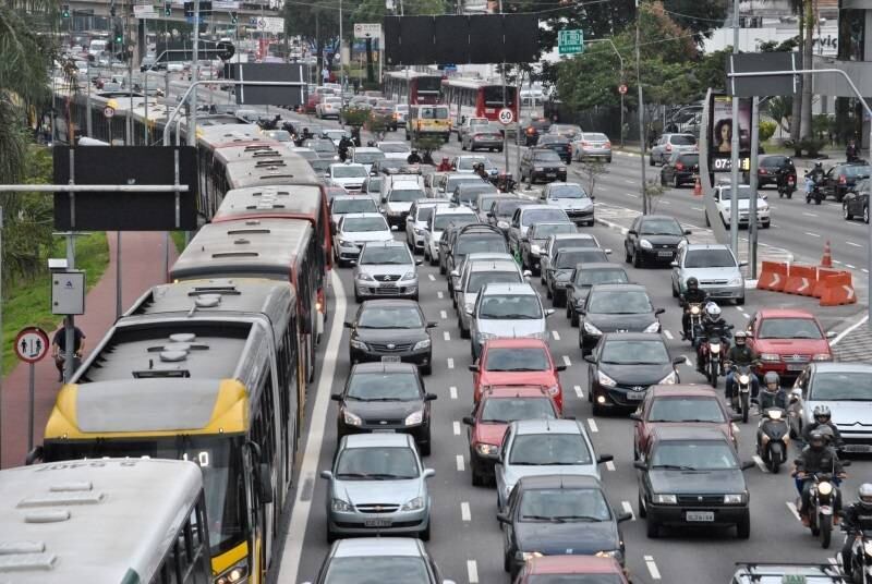 São
Paulo registrou 239 km de congestionamento às 10h de sexta-feira (6) e
estabeleceu a pior marca do ano, no período que vai das 7h às 10h,
segundo a CET (Companhia de Engenharia de Tráfego). A chuva, suspensão de
rodízio e acidente na Radial Leste foram os principais motivos para que o trânsito
ficasse caótico. Esse recorde é o terceiro pior da história para uma manhã. As
duas piores marcas foram registradas em 2012, quando a capital chegou a 249 km,
no dia 23 de maio, e 245 km em 11 de novembro