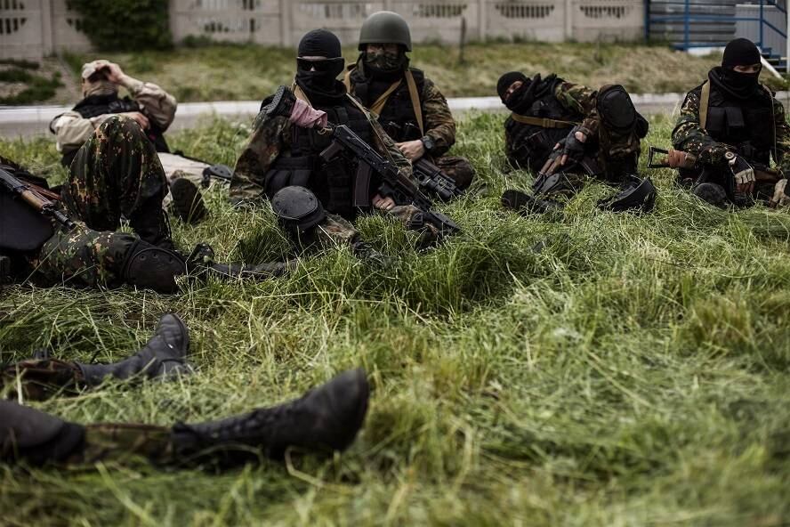 Militares pró-russos descansam em Pisky, a 15 quilômetros de Donetsk. 

Nesta sexta-feira cerca de cinco pessoas morreram em confrontos entre russos e Forças ucranianas 
Putin diz que Ucrânia vive uma verdadeira guerra
civil
